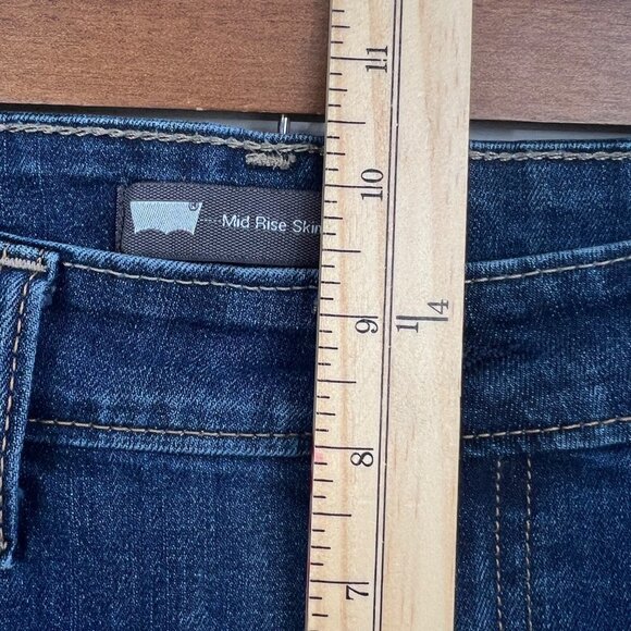 Levi's MID-RISE SKINNY WOMENS, MED WASH JEANS, SIZE 30 IN WAIST, 29 IN‎ INSEAM - Picture 11 of 13